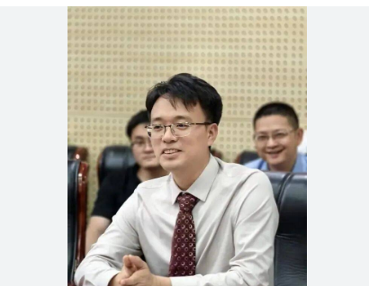 不会PPT的优先 武汉一硕导招生帖走红本质上是“用尖端技术掩盖知识的贫乏”。黄教授的“反科技宣言”与这种疏离感形成了鲜明